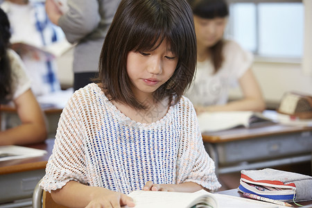 课堂上课课本的女学生图片