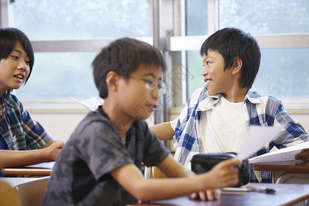 班级里的小学男生图片