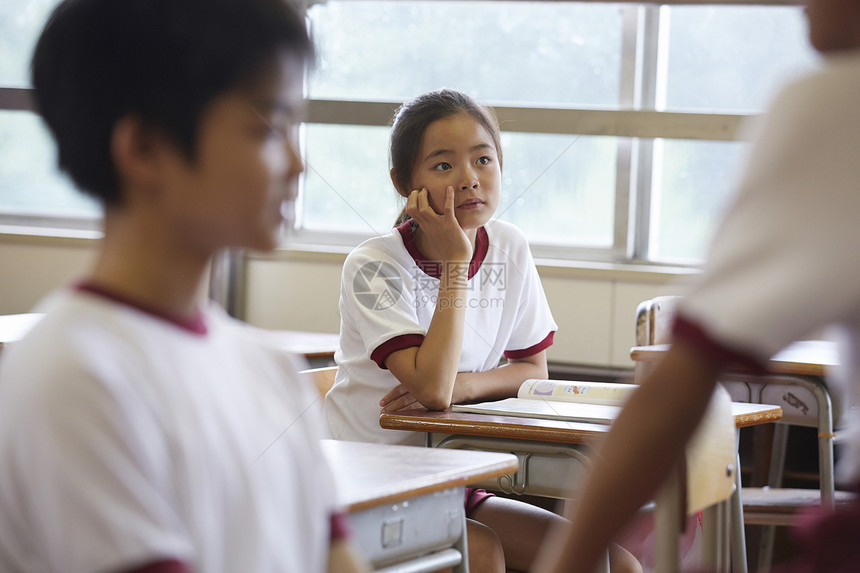 班级里的学生图片