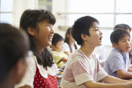 小学班级学生上课愉快高清图片素材