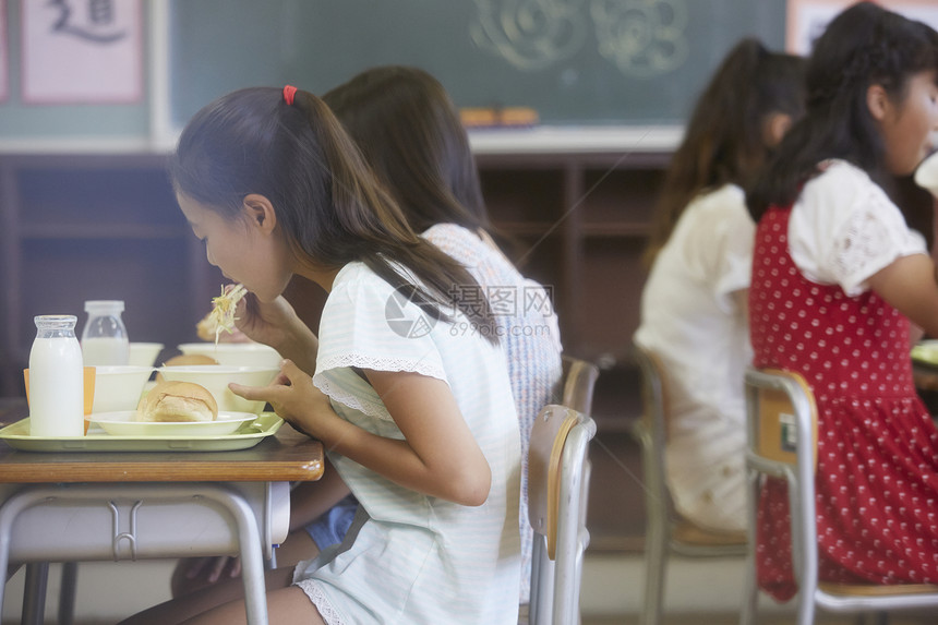 小学教室吃午餐的学生们图片