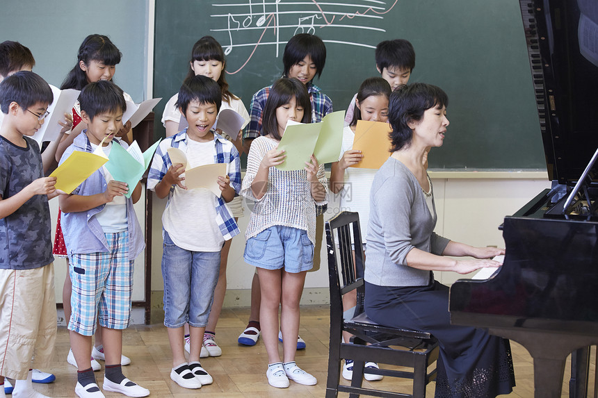 小学生音乐课学习唱歌
