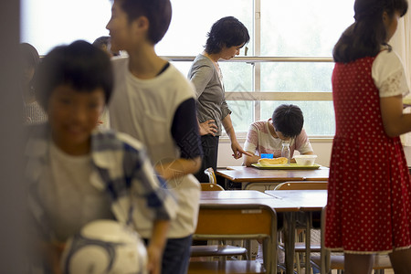 小学生享受学校午餐进餐高清图片素材