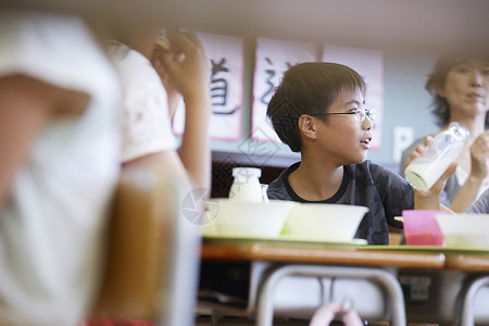 小学生享受学校午餐图片