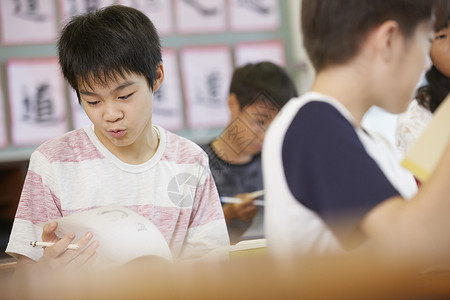 小学班级学生上课学习图片