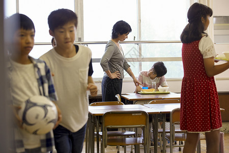 老师督促学生吃饭女人高清图片素材