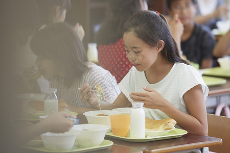 吃午饭的女生图片