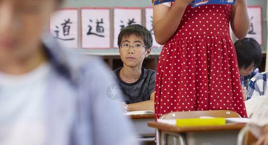 课堂上的戴眼镜的男生图片