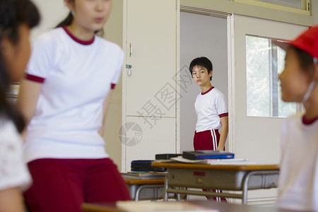 在门口张望的男学生图片