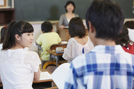 转头看向身后男同学的女生图片