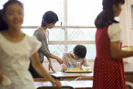 老师督促学生吃饭食品高清图片素材