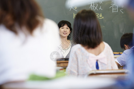 小学班级上课的教师图片