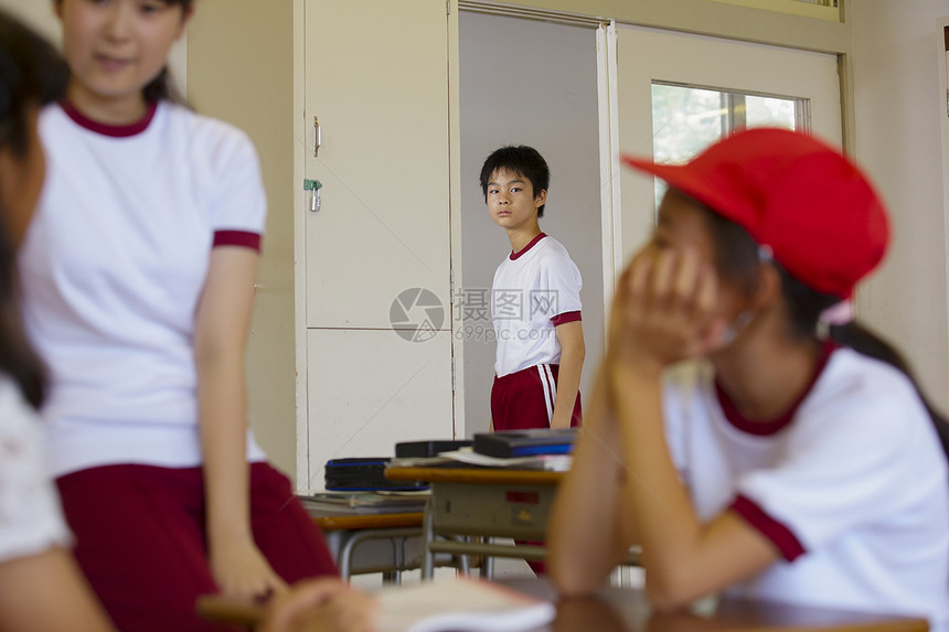 教室门外的小学生图片