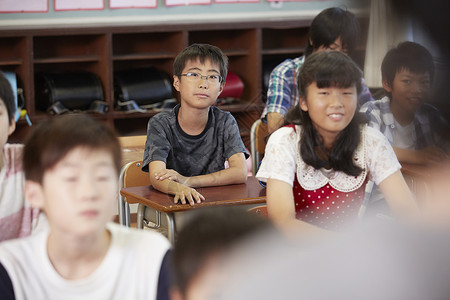 在教室里考试的学生图片