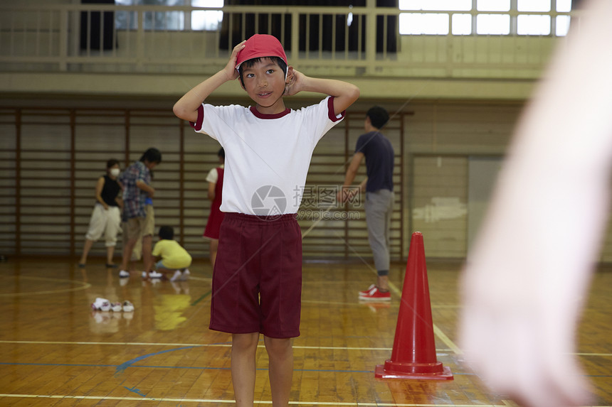 小学生上体育课运动形象图片