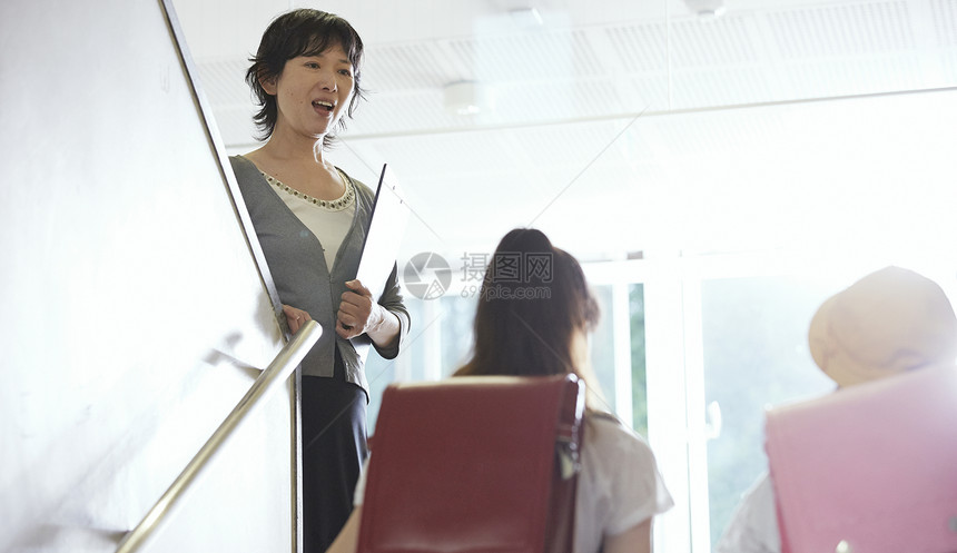 走廊内相遇的教师和学生图片