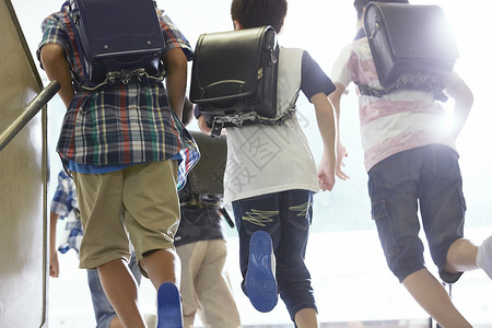 青春停著脚步背书包上学的孩子们背景
