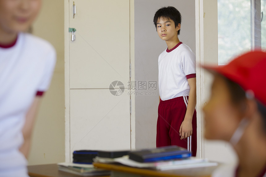 教室门口的男学生图片