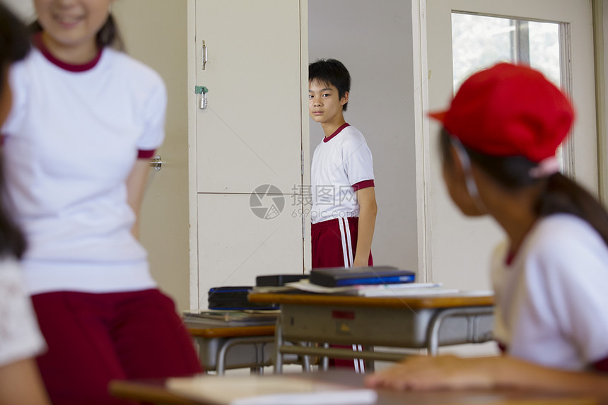 学校里的小学生图片