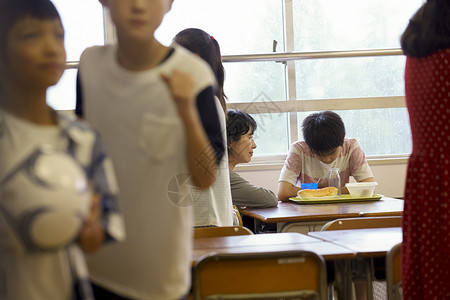 学校里的学生在吃午餐稻米高清图片素材