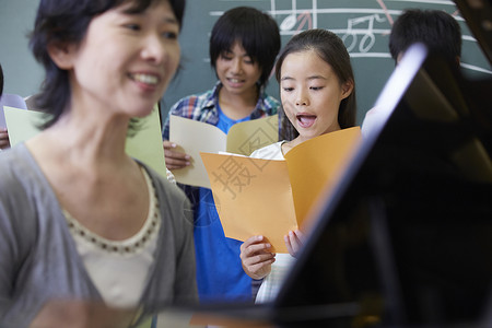 钢琴课上唱歌的小学生图片