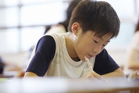 认真思考学习的学生图片