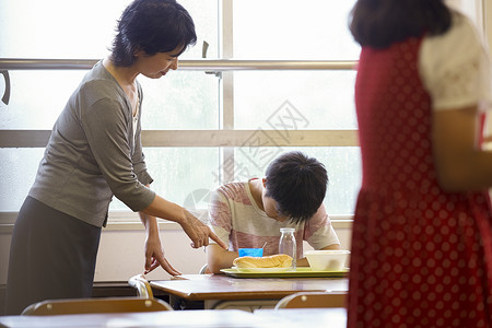 浪费食物被指责的学生图片