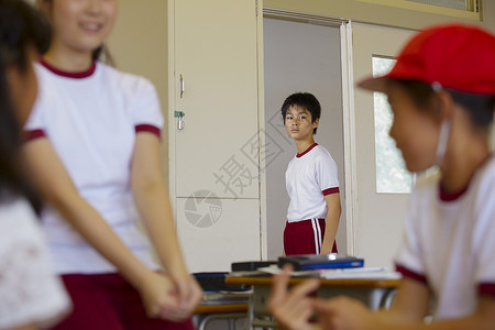 教室门口穿运动服的小学生图片