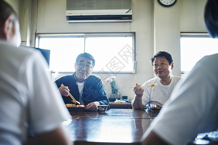 工厂午间吃饭的工人们男人高清图片素材