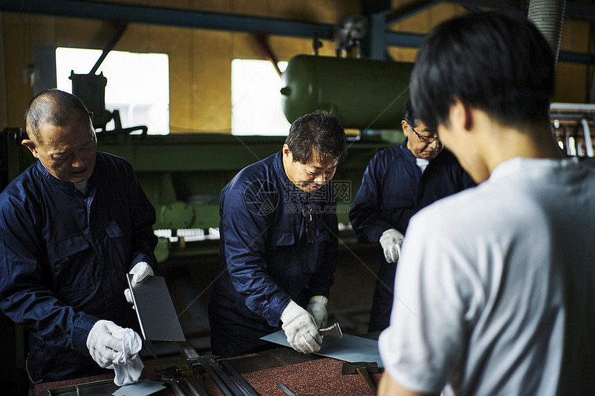 老技工在工厂工作的风景图片