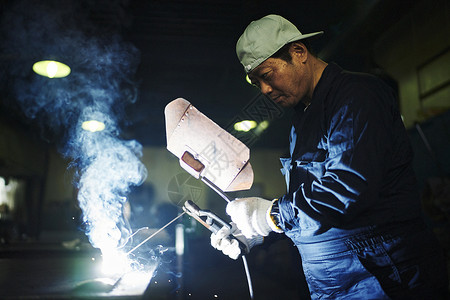 工人处理焊接操作图片