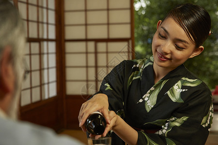 日式浴衣女性倒清酒图片