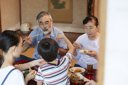 家人围坐在一起吃饭图片