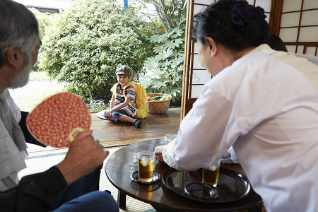 日式房屋中的3人乡村生活形象图片