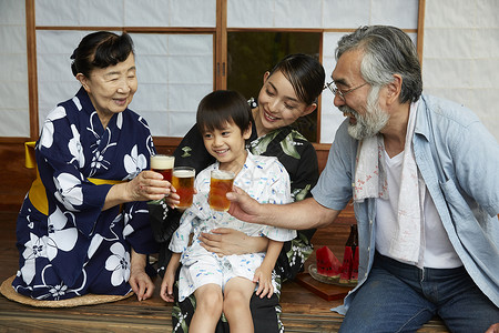 乡村生活家庭聚会干杯图片