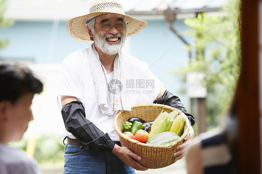 收获满满的农民爷爷图片