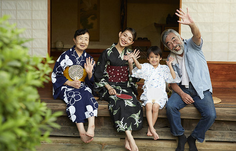 乡村生活的大家庭夏日乘凉图片