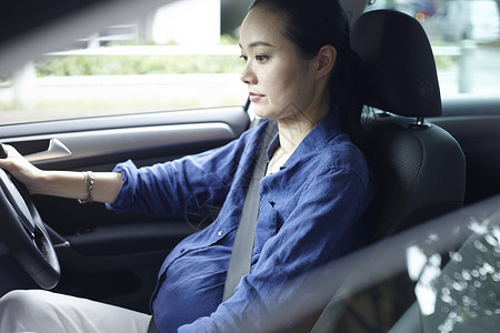 怀孕的女子开车图片