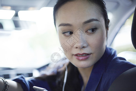 驾驶汽车的女子图片