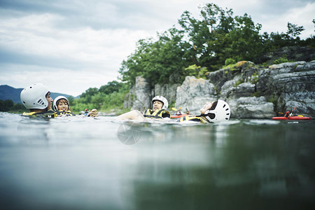 穿着救生衣在水里浮着的年轻人日本人高清图片素材