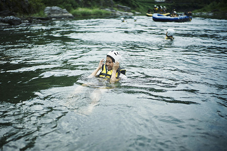 河里游泳的人一个在河里玩的女人背景