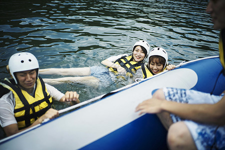 水上漂浮的人穿着救生衣在水里浮着的年轻人背景