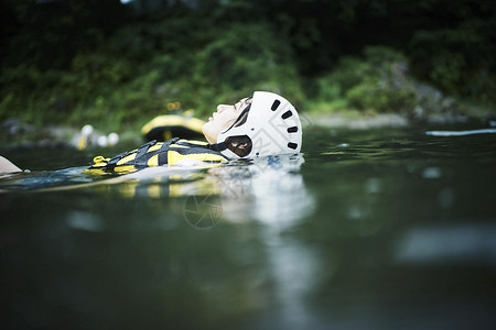 一个在河里仰泳漂浮的女人快乐的高清图片素材