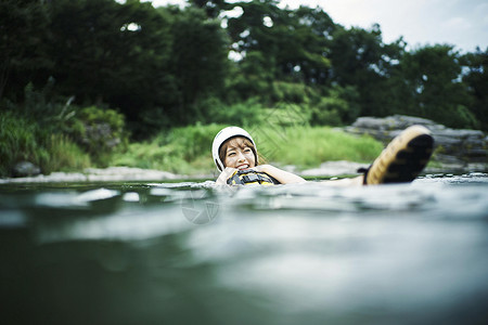 漂流时下河游泳的男女青年旅游高清图片素材