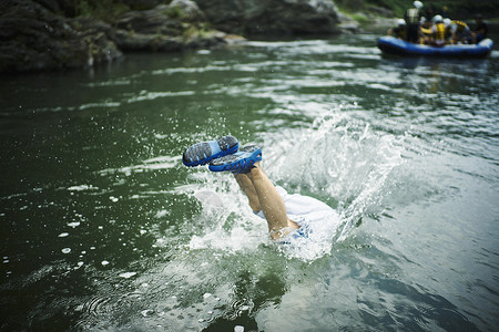 河里游泳的男人充气艇高清图片素材