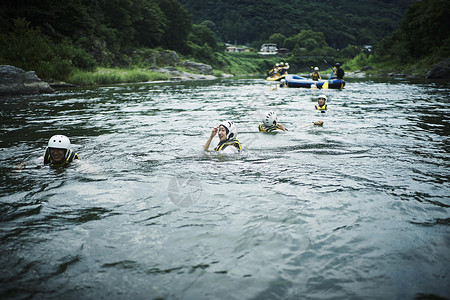 河里游泳的人青年男女在河里玩耍背景