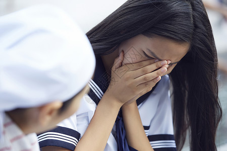 伤心掩面的高中女生图片