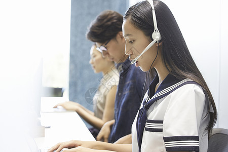 兼职打工客服的女学生图片