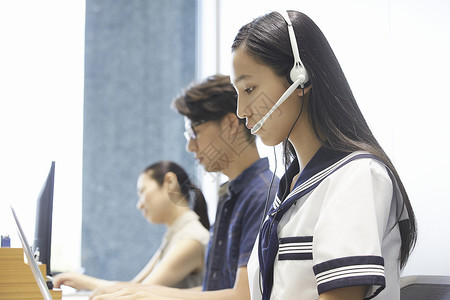 兼职打工客服的女学生图片