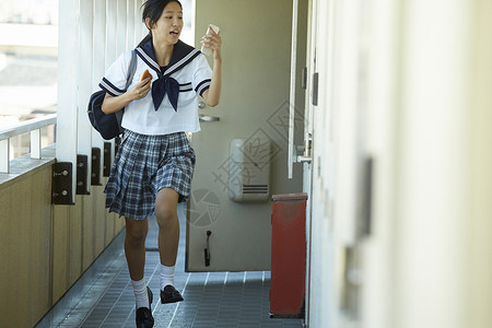 女高中生奔跑图片